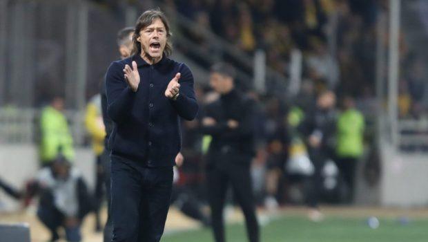 «Η Τσίβας δεν σκέφτεται τον Αλμέιδα για τον πάγκο της»