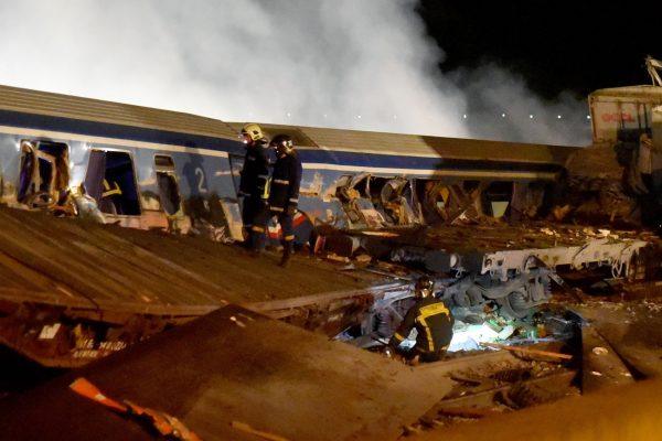εικόνα που δείχνει τα κατεστραμμένα βαγόνια του επιβατηγού τρένου στα Τέμπη και διασώστες που έφτασαν στο σημείο