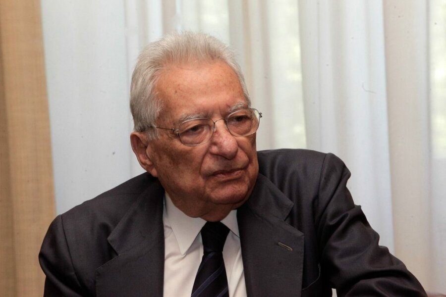 Πέτρος Μολυβιάτης: Ο πολιτικός κόσμος αποχαιρετά τον πρώην υπουργό