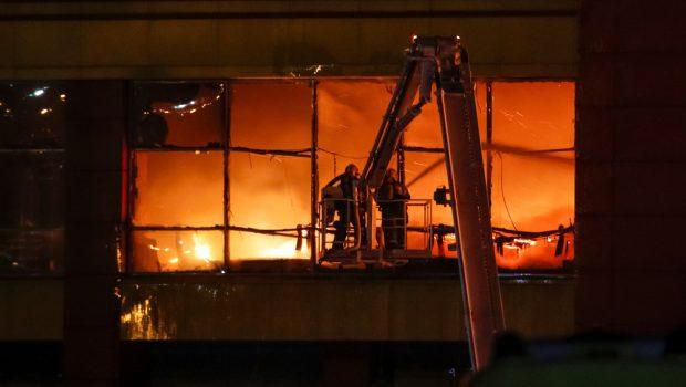 Μόσχα: Ισχυρή έκρηξη σε πολυκατοικία και μεγάλη πυρκαγιά, με νεκρούς και τραυματίες