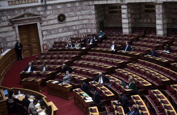 εικόνα που δείχνει βουλευτές στην παρουσίαση από τον Νικήτα Κακλαμάνη της διαδικασίας ανάγνωσης της δικογραφίας για τα Τέμπη