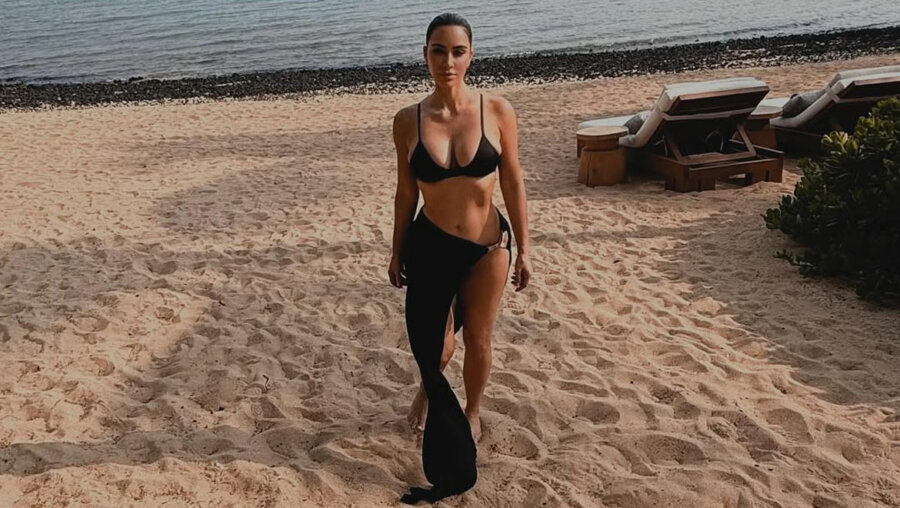 Kim Kardashian: Ποζάρει με άκρως καλοκαιρινή διάθεση - Οι σέξι φωτογραφίες της με μαγιό στην παραλία
