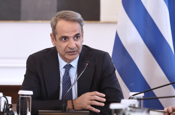 Φωτογραφία στην οποία απεικονίζεται ο Κυριάκος Μητσοτάκης κατά τη διάρκεια υπουργικού συμβουλίου στο Μαξίμου