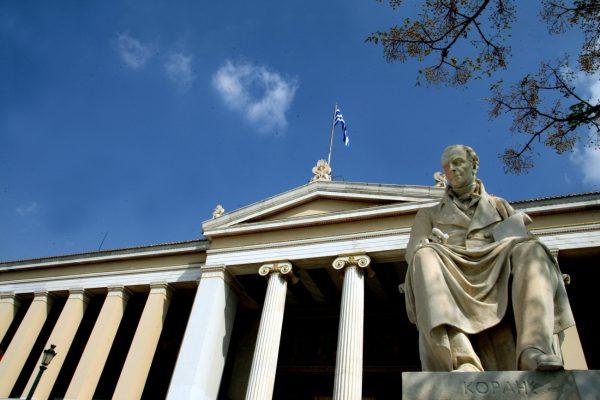 Στοχοποιεί τα πανεπιστήμια ο Μητσοτάκης και απειλεί με κυρώσεις για τα φαινόμενα βίας