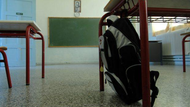 Αδιανόητη συμπεριφορά από εκπαιδευτικό στέλεχος της Αχαΐας: Μαθητές γονατίζουν και ζητούν συγγνώμη με εντολή γυμνασιάρχη