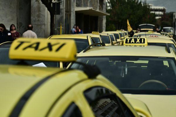 «Δεν είναι κάτι εφαρμόσιμο» - Αντιδράσεις επαγγελματιών ταξί για το... «σκνίπα pass» του Κυρανάκη στα ταξί