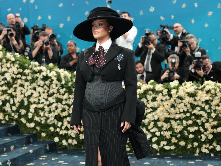 Rihanna: Έγκυος στο τρίτο της παιδί – Η εμφάνιση στο Met Gala με φουσκωμένη κοιλιά