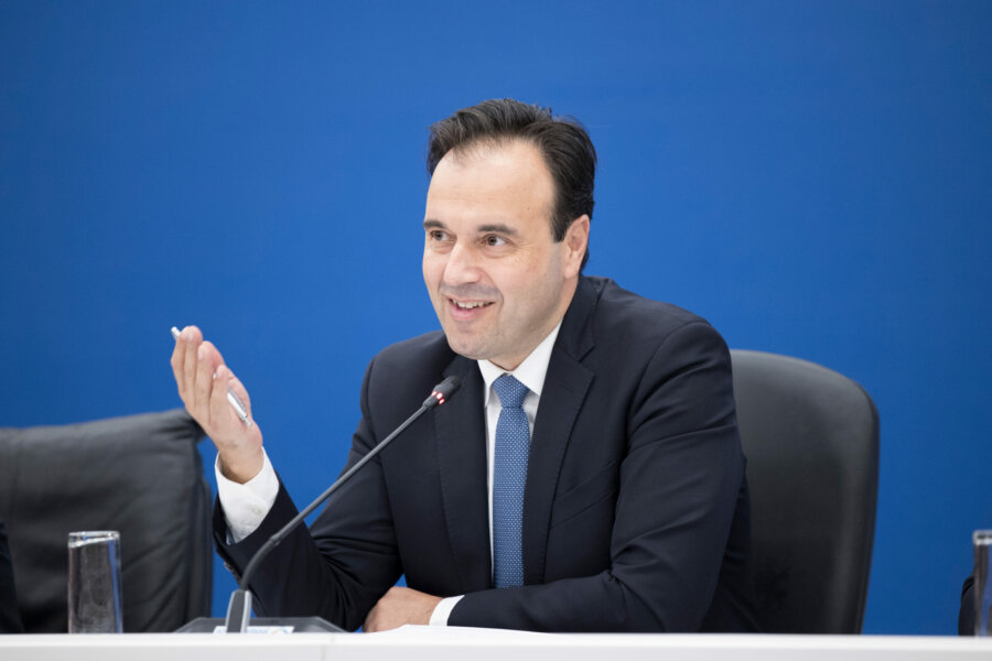 Παπαστεργίου: Θέμα ωρών να βγει στον αέρα ο προσωπικός αριθμός – Τι είπε για Kids Wallet και αξιολόγηση στο Δημόσιο