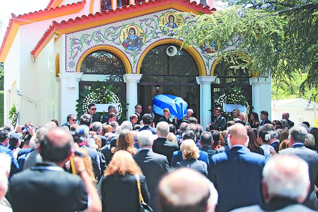 Αποχαιρετισμός με αιχμές από Καραμανλή