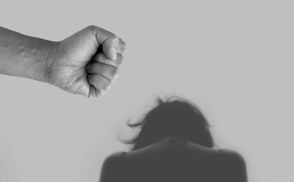 Συγκλονιστική μαρτυρία ενδοοικογενειακής βίας: Τη χτυπούσε ενώ ήταν έγκυος και την έδεσε 3 μέρες με χειροπέδες