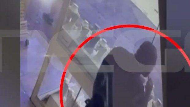 Κρήτη: Βίντεο ντοκουμέντο με τουρίστα να αρπάζει κόσμημα αξίας 6.000 ευρώ από βιτρίνα