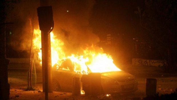 Θρίλερ στο Μετς με απανθρακωμένο άτομο που εντοπίστηκε μέσα σε αυτοκίνητο κατά την κατάσβεση πυρκαγιάς