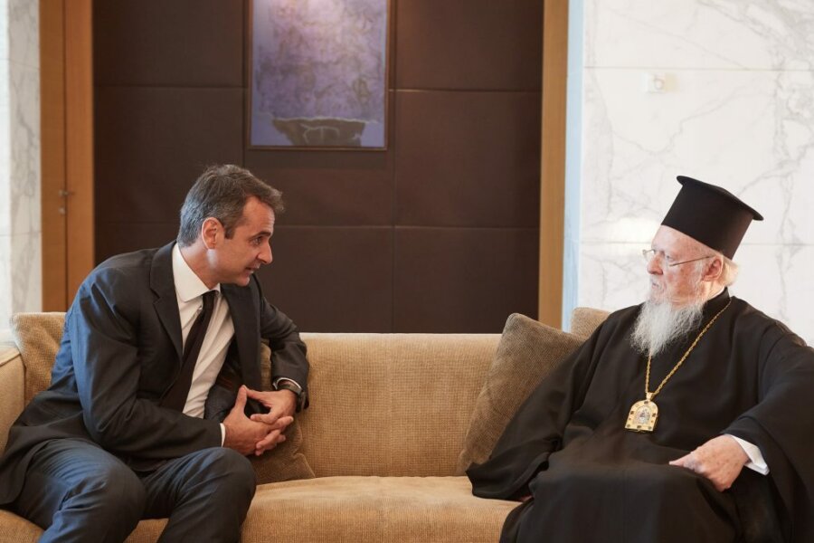 Συνάντηση Μητσοτάκη με τον Οικουμενικό Πατριάρχη στο Μέγαρο Μαξίμου