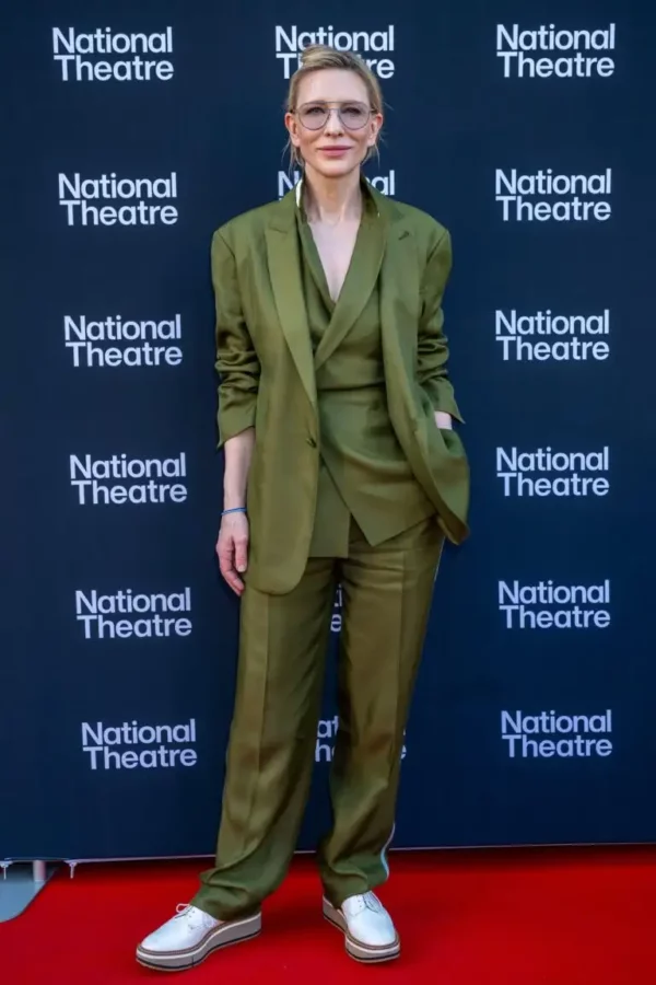 Cate Blanchett: Με χακί κουστούμι και sneakers έκλεψε τις εντυπώσεις!