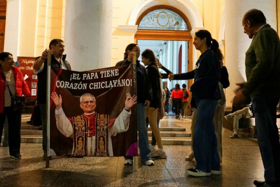Πιστοί παρακολουθούν τη λειτουργία στον καθεδρικό ναό της Αγίας Μαρίας στο Τσικλάγιο του Περού.
