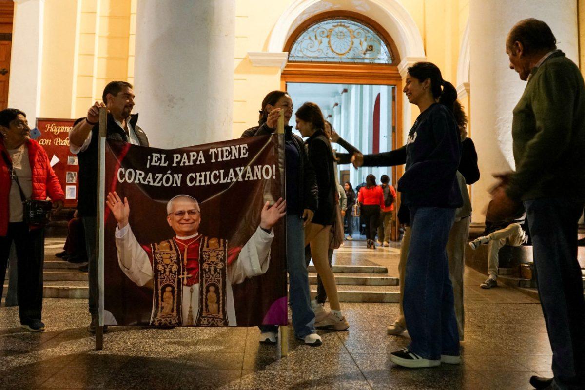 Πιστοί παρακολουθούν τη λειτουργία στον καθεδρικό ναό της Αγίας Μαρίας στο Τσικλάγιο του Περού.