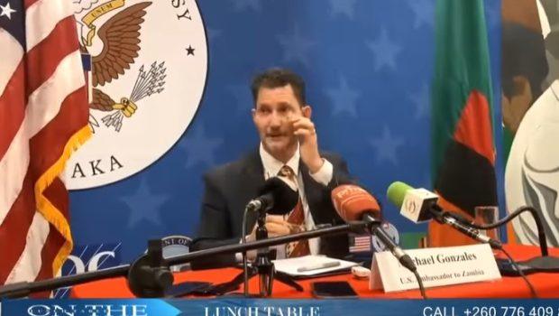 Ο Αμερικανός πρέσβης που έβαλε τα κλάματα σε συνέντευξη Τύπου