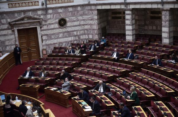 εικόνα από την Ολομέλεια της Βουλής, με την Ζωή Κωνσταντοπούλου να έχει πάρει τον λόγο για τη δικογραφία που αφορά στα Τέμπη