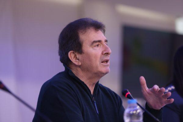 Φωτογραφία όπου απεικονίζεται ο Μιχάλης Χρυσοχοΐδης σε συνέντευξη Τύπου στη Θεσσαλονίκη