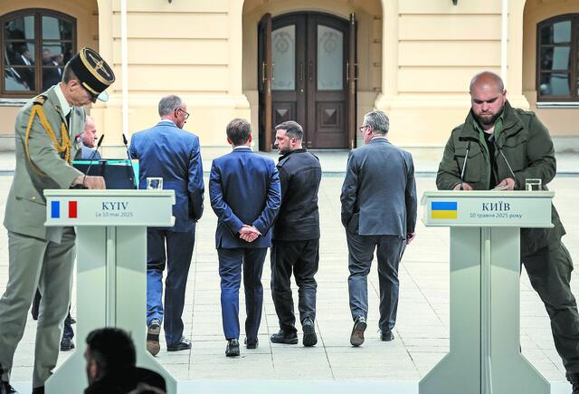 Ο ένας πετάει την μπάλα στον άλλον…