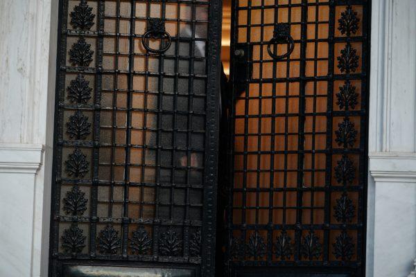 εικόνα που δείχνει τη σκιά κάποιου καθώς εξέρχεται από το Μέγαρο Μαξίμου