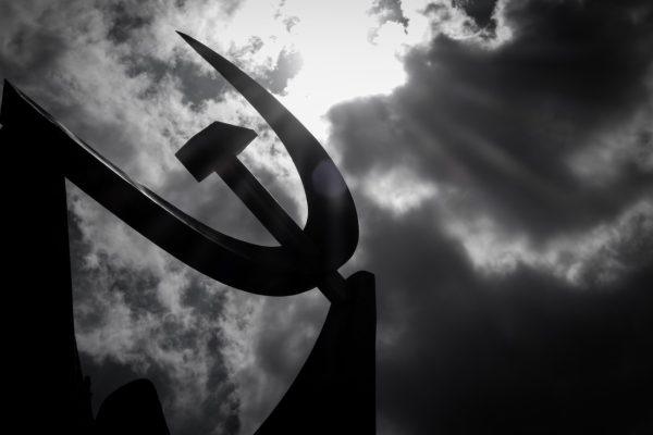 Ευρωβουλευτές του ΕΛΚ καλούν να απαγορευτεί το σφυροδρέπανο - Σφοδρή αντίδραση της ευρωομάδας του ΚΚΕ