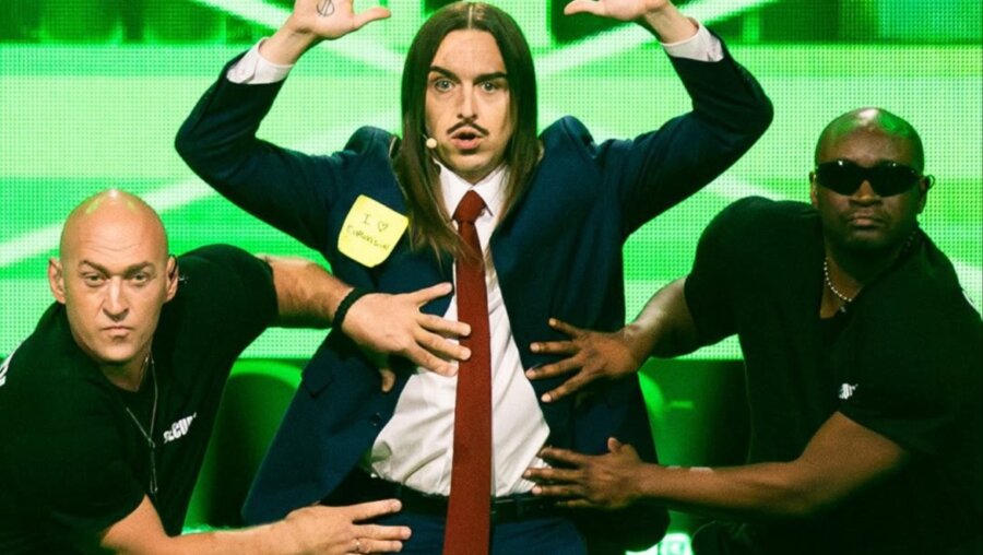 Eurovision 2025 - Α’ Ημιτελικός: Ο εκπρόσωπος της Εσθονίας εμφανίστηκε στη σκηνή με ένα ποτήρι καφέ και τέσσερις μπράβους