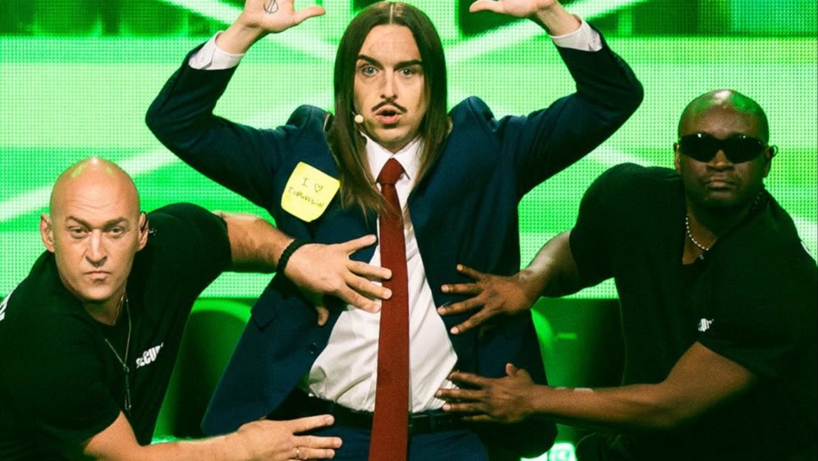 Eurovision 2025 - Α’ Ημιτελικός: Ο εκπρόσωπος της Εσθονίας εμφανίστηκε στη σκηνή με ένα ποτήρι καφέ και τέσσερις μπράβους
