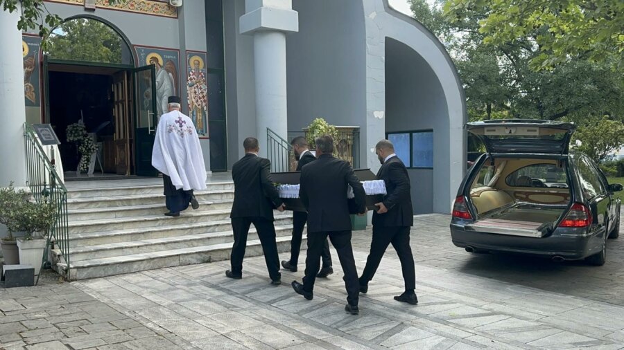 Λάρισα: Θρήνος στην κηδεία της 52χρονης που σκότωσε ο γιος της - Τι είπε ο ιερέας πατέρας της