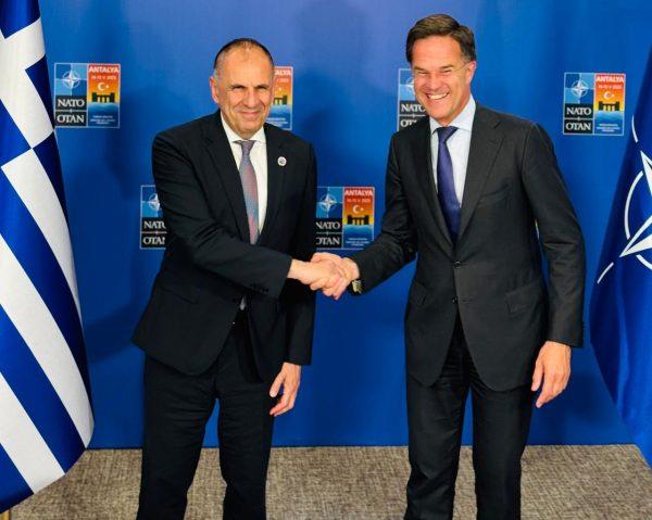 Οι αμυντικές δαπάνες, η Ουκρανία και το ΝΑΤΟ στη συνάντηση Γεραπετρίτη – Ρούτε