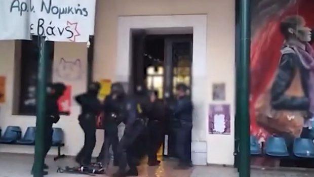 Βίντεο ντοκουμέντο από την έφοδο της ΕΛ.ΑΣ. στη Νομική Αθηνών
