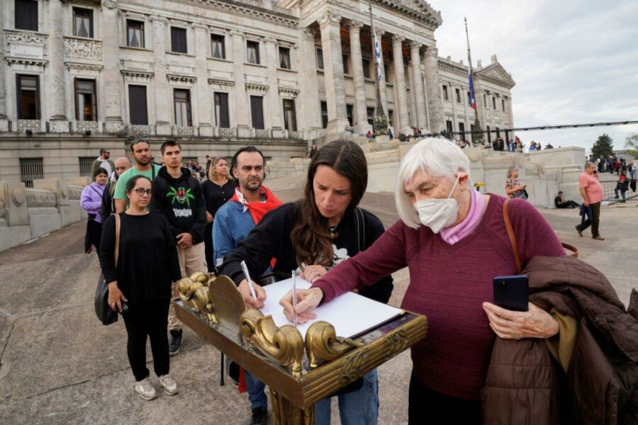 Ουρουγουάη: Πλήθος κόσμου αποχαιρετά τον πρώην πρόεδρο Χοσέ Μουχίκα