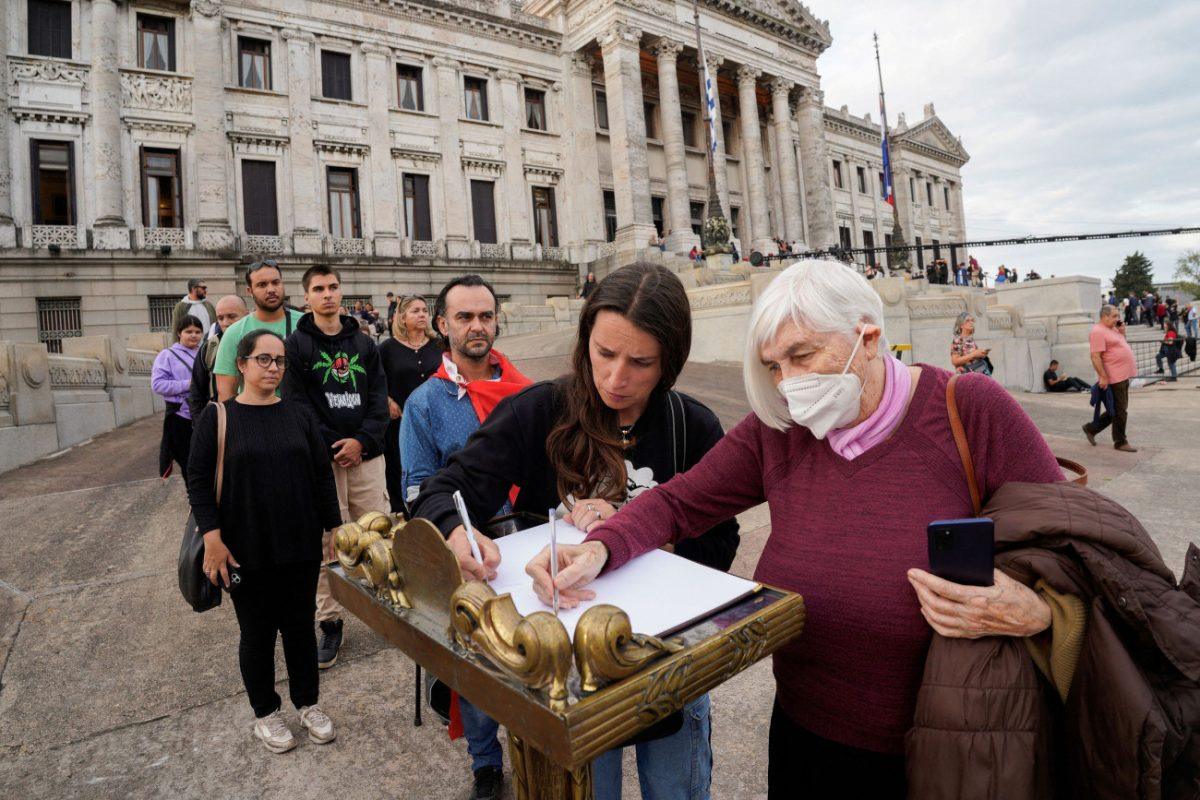 Ουρουγουάη: Πλήθος κόσμου αποχαιρετά τον πρώην πρόεδρο Χοσέ Μουχίκα
