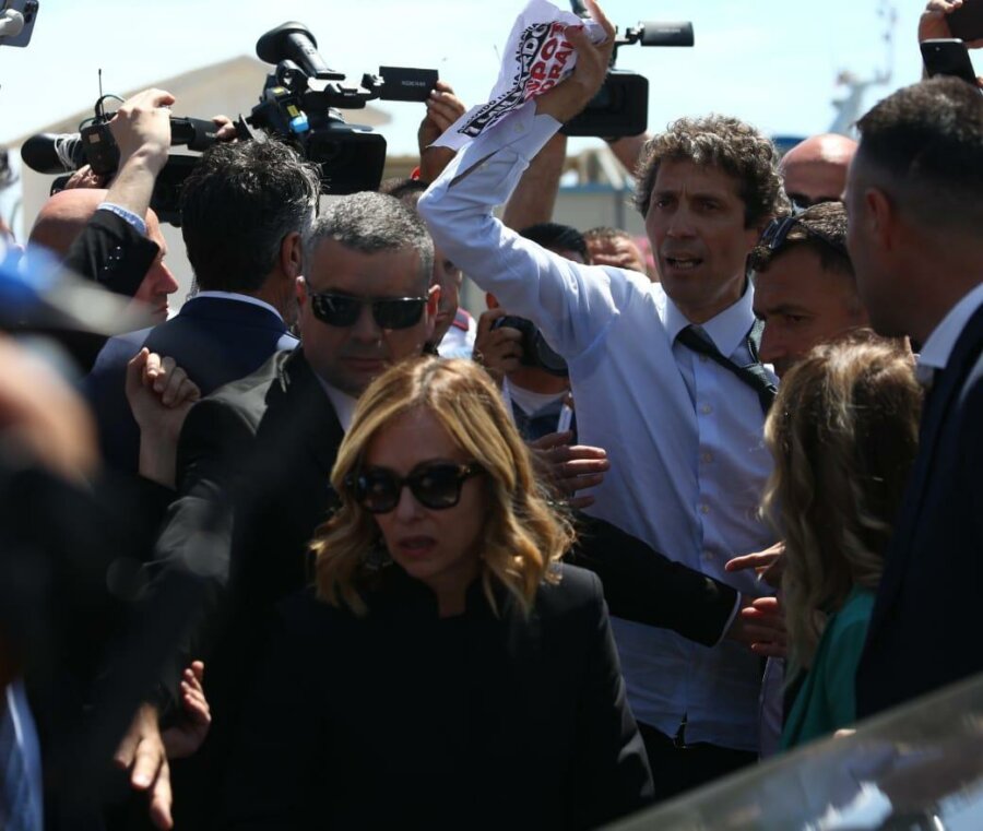 Ιταλία: Βουλευτής μπήκε στο κοινοβούλιο ντυμένος φάντασμα και εκδιώχθηκε σηκωτός [βίντεο]
