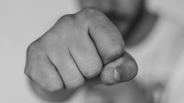 ΚΕΕΡΦΑ: Ρατσιστική επίθεση σε μετανάστη εργάτη από μπράβους του εργοδότη - Ξυλοδαρμός και μαχαίρωμα