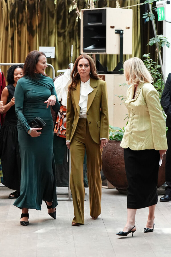 Kate Middleton: Το μήνυμα που στέλνει με το χακί κουστούμι της Victoria Beckham