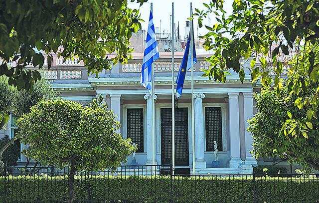 Ενα κρίσιμο πεντάμηνο για τα στοιχήματα του Μαξίμου