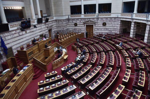 Αντιπαράθεση για τη «νυχτερινή» τροπολογία κατοχής αλλοδαπών εταιρειών - «Ο τρόπος που έγινε κινεί υποψίες»
