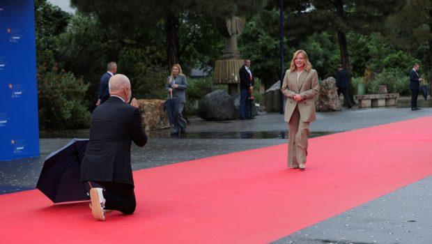 Στα γόνατα έπεσε για να υποδεχθεί τη Μελόνι ο Ράμα – «Εντι, σταμάτα…»