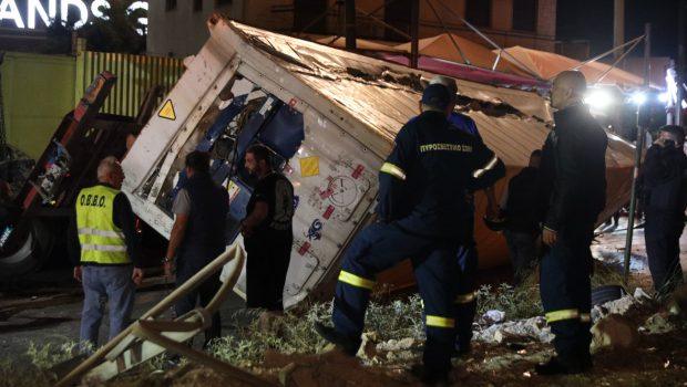 Νέο βίντεο ντοκουμέντο από την στιγμή που η νταλίκα πέφτει από γέφυρα στην Πέτρου Ράλλη