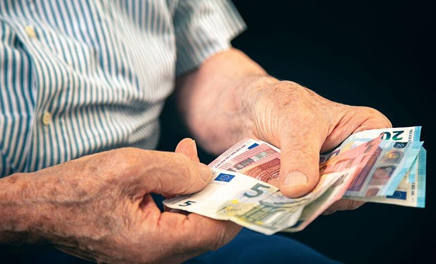 Συντάξεις: Σταθερά κάτω των 1.000 ευρώ η πλειονότητα