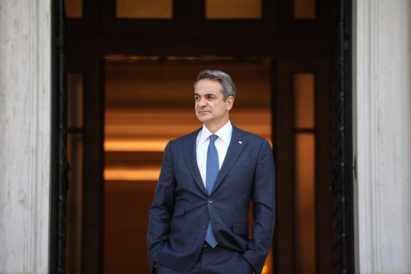 εικόνα που δείχνει τον πρωθυπουργό Κυριάκο Μητσοτάκη στην είσοδο του Μεγάρου Μαξίμου