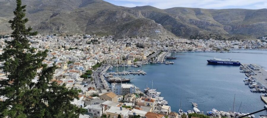 εικόνα που δείχνει το λιμάνι της Καλύμνου από ψηλά