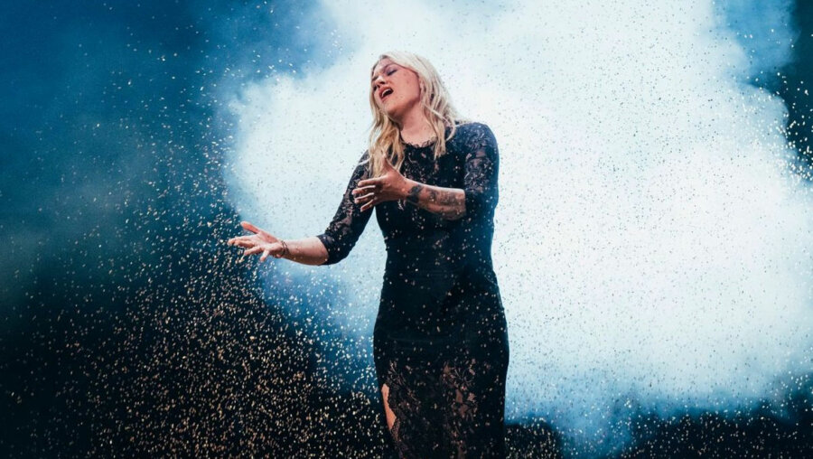 Eurovision 2025: Η Louane «λούζεται» με άμμο στον τελικό και είναι ένα από τα φαβορί