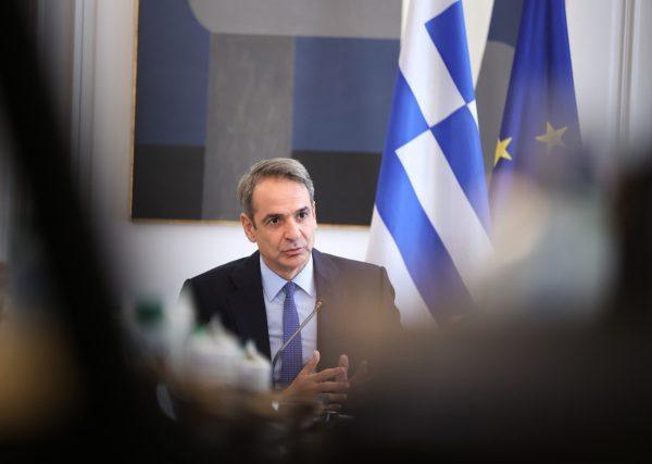 εικόνα που δείχνει τον πρωθυπουργό Κυριάκο Μητσοτάκη σε υπουργικό συμβούλιο στο Μαξίμου