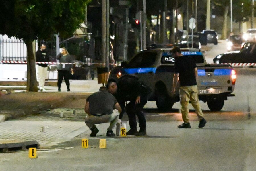 εικόνα που δείχνει αστυνομικούς να συλλέγουν κάλυκες μετά το μαφιόζικο χτύπημα στα Άνω Λιόσια