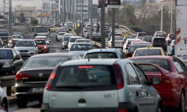 εικόνα που δείχνει αυτοκίνητα να είναι σχεδόν ακινητοποιημένα λόγω αυξημένης κίνησης