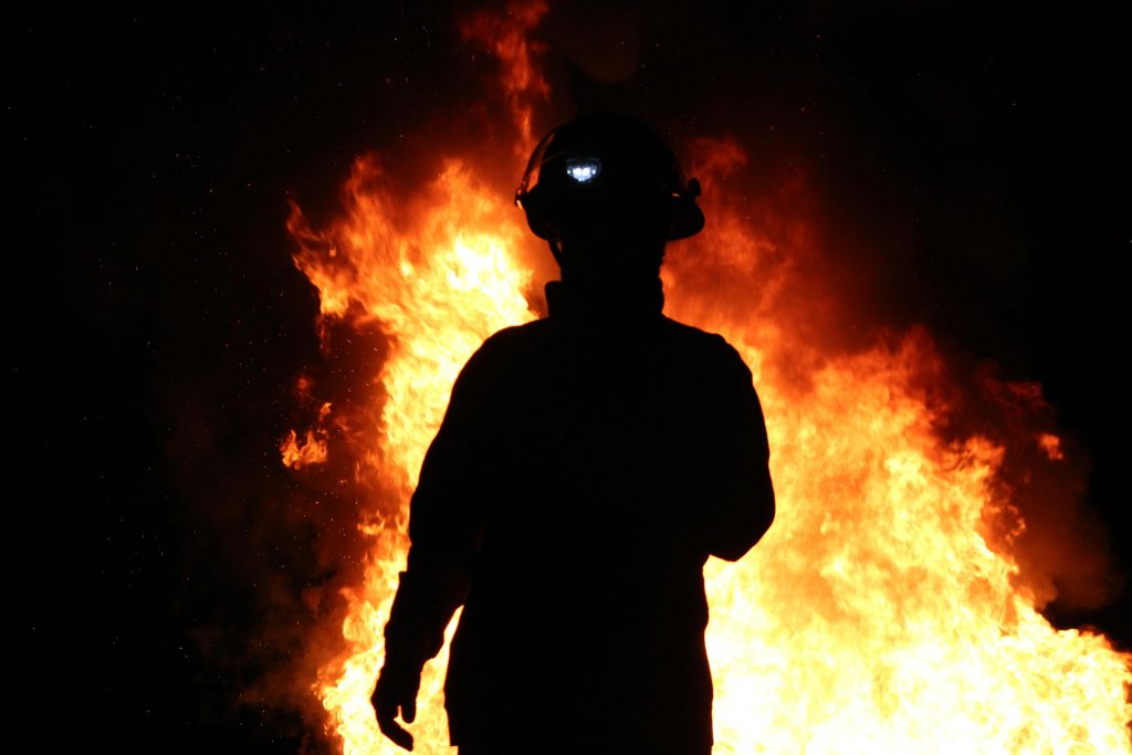 Αγγλία: Εμμονικός με την… πυροσβεστική βάζει φωτιά στο σπίτι του μόνο και μόνο για να δει τα είδωλά του