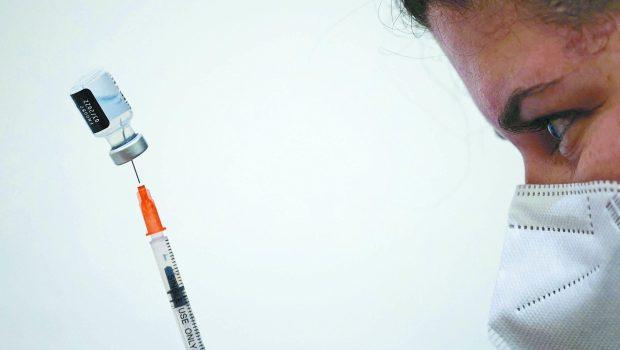 Ο FDA «σκληραίνει» τα πρότυπα έγκρισης εμβολίων Covid για υγιείς ανθρώπους