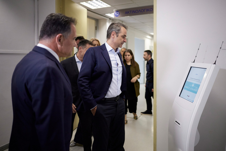 Επίσκεψη Μητσοτάκη στον Ευαγγελισμό: Ενημερώθηκε για το «βραχιολάκι» στο ΤΕΠ
